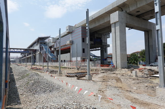 アユタヤやチェンマイに続く北線は高架化工事中<br />現在のファランポーン駅より北に新たなターミナル駅ができるようです<br />雰囲気タップリの鉄道旅はどうなるんですかね？