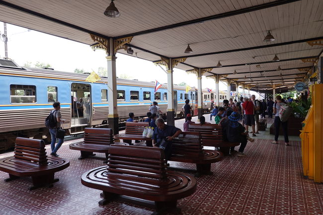アユタヤ駅に到着<br />独特なベンチが並ぶ良い雰囲気の駅ですね