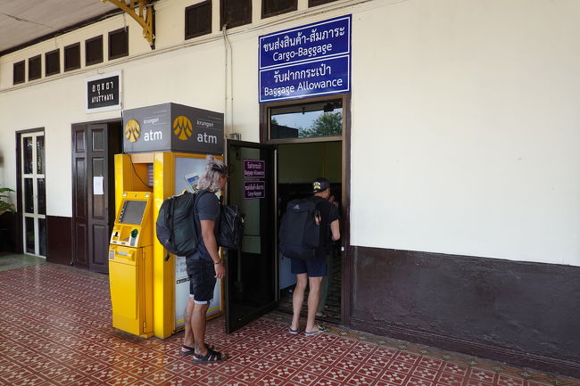 駅には24時間オープンの手荷物預かり所があります<br />リュックサック1個を預けて10バーツでした<br />係員は常駐しているようですが細かなチェックは無く、木製の棚があるだけですので、ワイヤーロックなど自己防衛が必要です