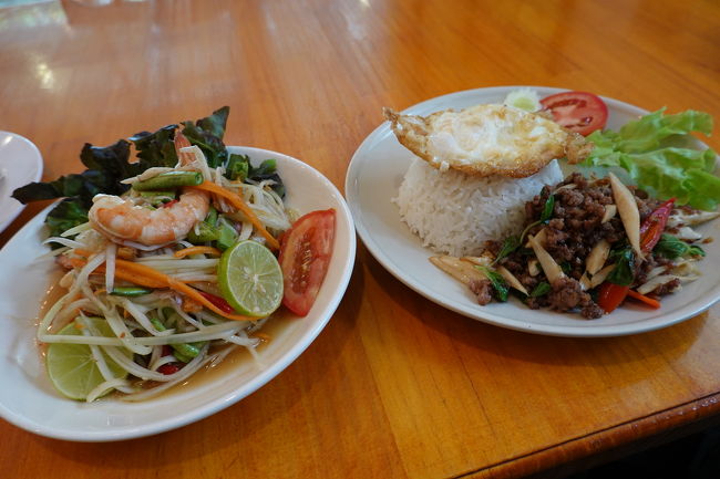 牛肉のガパオライスとエビのソムタム<br />この旅で初めての本格的なタイ料理、旨い！美味い！ウマイ！<br />ソムタムは事前に辛さの希望を聞いてくれたり、エビは生か調理したものかを選べたり、店員さんも親切でとても良いお店！<br />ケチな性分ですが、チップを渡してしまいました