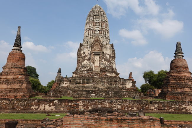 仏塔が立派です<br />中段くらいまでは登ることができます<br />アンコールワット辺りの寺院と似ている気がします