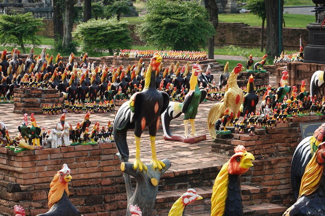 西に進んでワットタンミカラート<br />なぜかニワトリのお供え物が並んでします<br />シュールな光景！