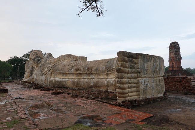 スコールをやり過ごしてワット プラ シー サンペットへ<br />ちょっと遠くて自転車で20分くらい離れてます<br />この涅槃像も有名、ミーハーなので有名なところに行きたいんです<br /><br />日も落ちてきたんで、サイクリングはこれでおしまい