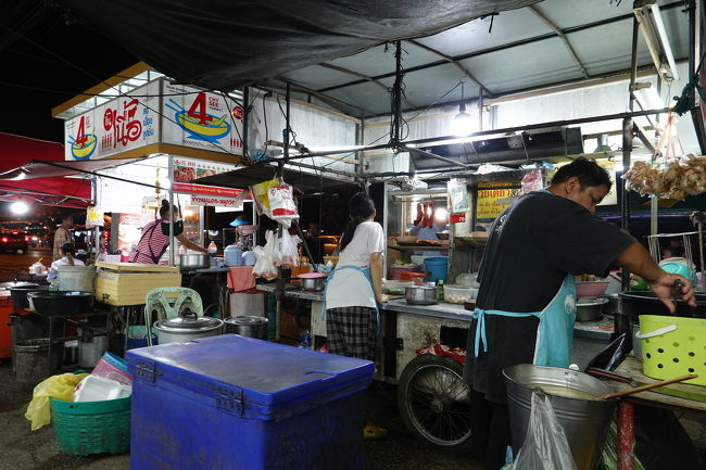 さっぱりしたら次は晩ご飯<br />駅前の通りは屋台が並んでます
