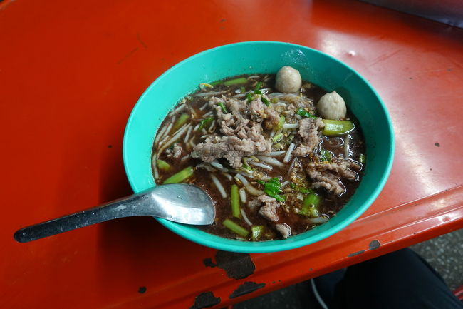 ビーフンのような米粉の細い麺<br />スープが黒くて見た目は失敗したかな～と思ったら、美味しかった！<br />タイの料理はハズレがない