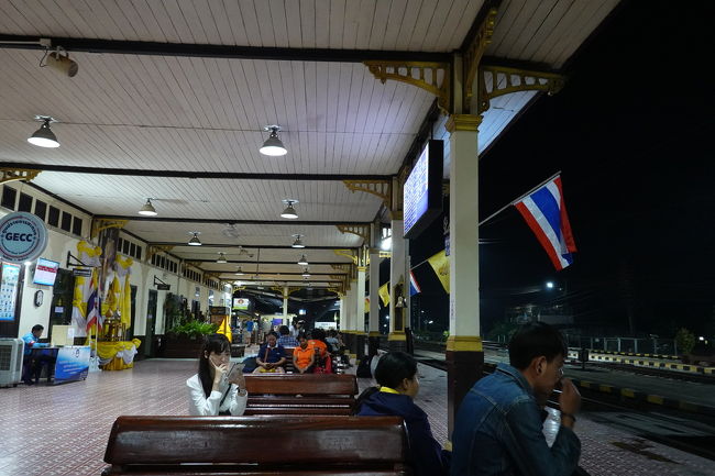 列車まで時間を持て余してしまいました<br />行くところも無いので、駅のベンチでボ～としてます<br />蚊が多いのが難点