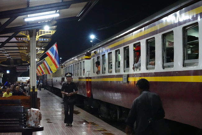 夜になっても結構頻繁に列車が到着します<br />眺めてるだけで時間がつぶせます