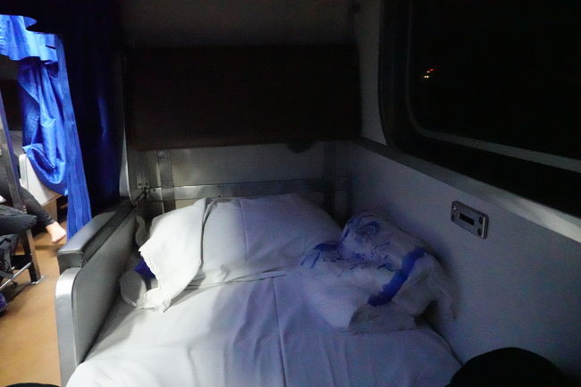 21:07発　SPECIAL EXPRESS　No.13列車<br />エアコン付きの2等寝台です<br />幅は80cm、長さ190cmくらい、カーテン閉めれば個室と同じ<br />超快適です！<br />