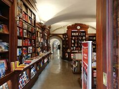 ツレが覗いてみたかったのは、この本屋さん、
「ベルトラン」
世界で一番古い書店だそうです。入口からちょっと覗いただけでも、本の独特な匂いがします。古い建物のずっと奥まで続いています。敷居が高すぎて入れませんでした。&#128517;