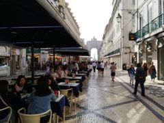 前方に勝利のアーチが見えます。ここはアウグスタ通りですね。
カフェやレストランのテラス席が連なっています。