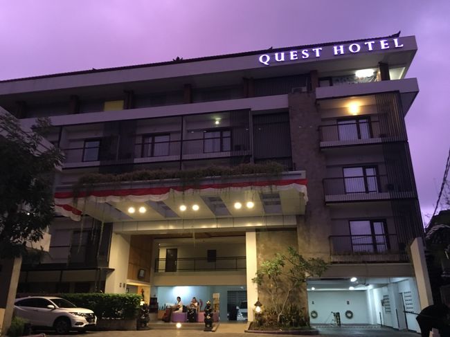 マレーシアトランジット長くとり　ブルー・ピンクモスク観光し、バリ到着は夜<br /><br />翌日　フローレンス島へ移動の為　空港近くの　クエストホテル<br />空港から10分弱<br /><br />空港往復送迎付き　朝食付き　2名以下なら5000円位　<br /><br />3名なので　プラス1名分　2千円位？<br />残念点は　セミダブル合わせたベッドで　大人3名でした<br /><br />トリプルの時は　2×シングルベッド+エキストラベッド　と確認しないとだめですね。<br /><br />早朝出発なので　朝食ボックス用意してくれました。<br /><br />空港直結ノボテル候補でしたが　トリプルなく・・・<br /><br />クエストホテル　部屋も悪くない　早朝なのに送迎もしてくれる　　文句ないです！　<br /><br />