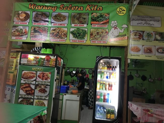 近くには100円前後で食べれるレストラン？屋台もあり　美味しかった！<br />モスクの前なので　アルコールがないのが残念