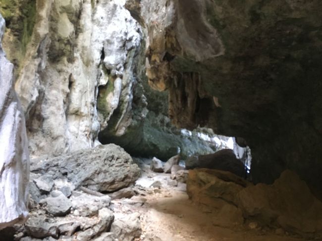 アドベンチャーです<br /><br />この先　洞窟入り口でヘルメットをかぶり　<br />探検隊です