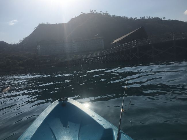 朝　釣りをしようと桟橋に行くと　釣り×マーク<br /><br />しょんぼり帰ろうとしたら　スタッフが　カヤックにのって　つれば問題ないと！<br /><br />早速　カヤックレンタルして　釣りできました！<br />でも　疑似餌　技量不足　つれなかった・・・<br /><br />そして　夕方バリへ戻り・・・最大のハプニングが・・・