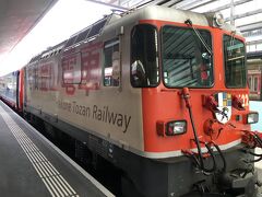 明日は電車で移動となるので、ホテルと駅までの道順を確認するためにサンモリッツ駅で降ります。
あれ？電車の横に日本語が・・・・