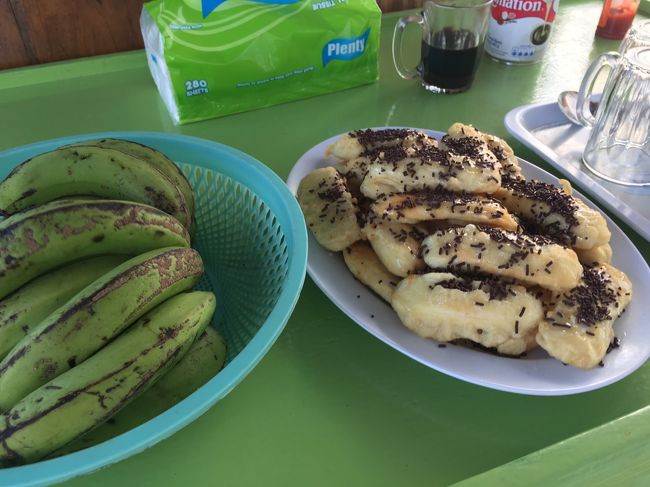 おやつ<br /><br />揚げバナナ　　生バナナ<br /><br />船なのに　至れり尽くせり