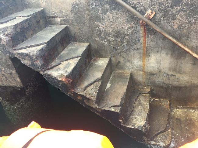 コモド島上陸<br /><br />上陸までアドベンチャーなんです！この階段まで　ジャンプしなければいけない！<br /><br />薄っぺらいけど　私がジャンプして　強度は問題ないのか？