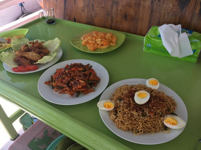 船の食事<br /><br />文句なし　<br /><br />晩御飯食べて　夜は釣りして（写真撮るの忘れてた）<br />夜暇そうだから　釣り道具を持っていきました。おすすめです。<br />アジが数匹　一度すごい引きが　あってぶちっと　糸切られた<br />（バラクーダらしいです）