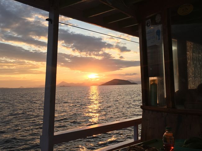 日の出と共に　船も動き出し<br />朝焼けきもちよく・・・<br /><br />スピードボートの方が効率よく回れるけど<br />船でのんびり泊まりたかった<br /><br />だから  満足！