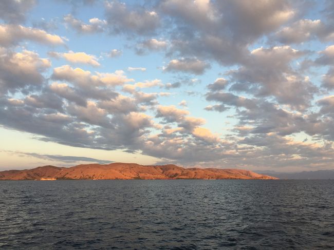 海に浮かぶ　エアーズロック