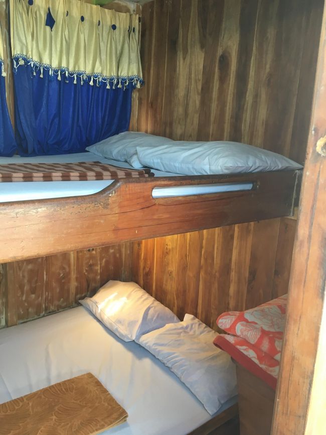 船室はこんな感じ<br /><br />エアコン　扇風機もあります。<br /><br />8月乾季なので　なにもつけなくても　夜は寒い位