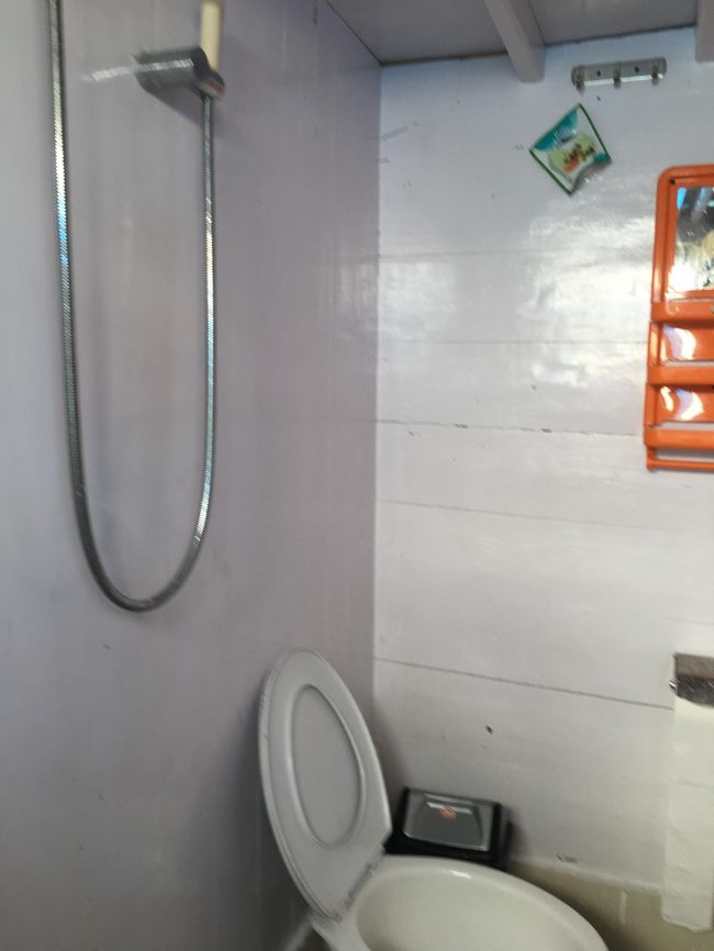 トイレ　シャワー<br /><br />シャワーは水圧弱いです　塩水洗い流す程度です<br />真水なので　充分