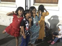 広場で遊ぶ　コタちゃんズ ♡（明るく写ってるけど夜）