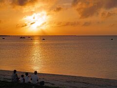 日の入りまで時間がありましたが夕日のビュースポット｢佐和田の浜｣の駐車場に早めに到着。
その後続々と集まり出す車。
すぐに駐車場は満車に。
早めに来て良かった～。