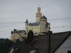 Marksburg(マルクスブルグ城)

山上にそびえるこの城は13世紀前半に起源をもつ、中部ライン川で唯一破壊を免れた城、中世の姿を完全に残す名城として知られている(地球の歩き方より)