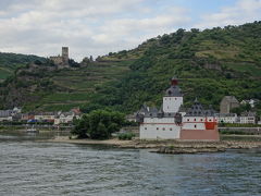 川の中州に立つプファルツ城(Burg Pfalzgrafenstein)
ライン川の通行税徴収の為に1327年に建造された城。
丘の上に建つのはグーテンフェルス城(Burg Gutenfels am Rhein)
ここまで来る途中にあった伝説のローレライの写真は撮れず。まあ、ただの岩壁でした。
リューデスハイム・アム・ライン(Rüdesheim am Rhein)やビンゲン(Bingen am Rhein)には立ち寄らず、そのまま、高速に乗って帰途につきました。
