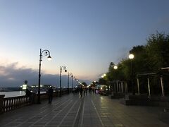 昨日と同じくぼんやり夕暮れを眺めてお散歩です。
ほぼ日没になりました。