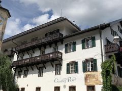 「Hotel Gasthof zur Post」というホテルがありました。
ここも可愛らしい建物ですねぇ。
バルコニーとかも素敵(*^▽^*)