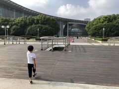 そこから地下鉄で２駅、「上海科技館」へ。
・・・実はここ、行くつもりではなかったのです。
乗り継いだ地下鉄が、朝のラッシュなのか、大混雑！！
息子がせんべいみたいにつぶされてしまい、こりゃダメだ。
と、急遽２駅で降りることにしました。

嗚呼・・七宝の水郷を観にに行く計画が・・・(°▽°)

あれ、でも、何だかここ、楽しそうじゃない！？