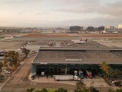 ホテル部屋からは空港の滑走路が見えました。