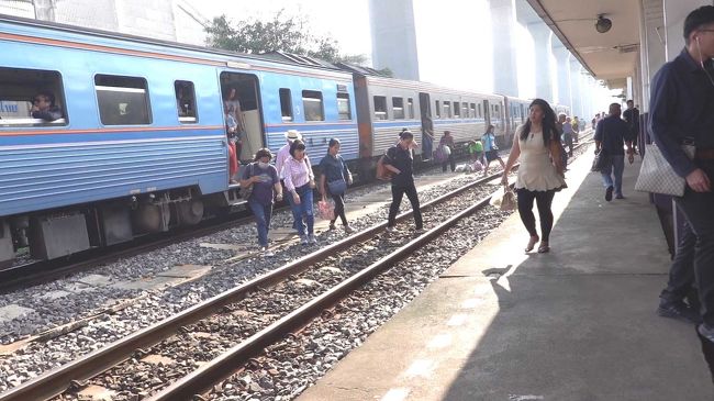 朝の通勤の様子です<br />あちら側にはホームもなく、歩いて線路を渡ってます<br />運行頻度が少ないから大丈夫なんでしょうね