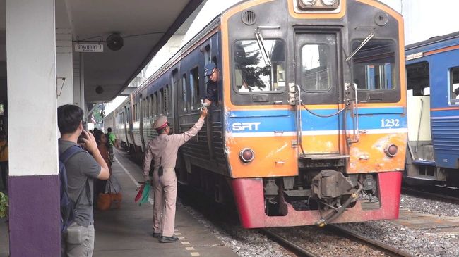 と思ったらこっち側にも列車が入ってきました<br />転んだりしたらやっぱり危険だなぁ<br />駅員さんと運転手さんでタブレットのように書類を手渡し