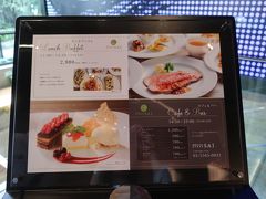 さあ、ランチをいただきますよー。

「Ｂｕｆｆｅｔ＆Ｃａｆｅ　ＧＩＮＺＡ　ＳＡＩ」。

ランチビュッフェ２９８０円。日曜日でもこの価格♪。うれしいです（笑）。