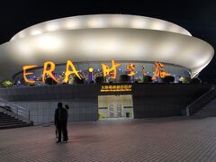 そんなこんなしていたら、雑技団を見に行く時間に・・・！
急いで、地下鉄に乗り、「上海馬戯城駅」へ。

あゝ夕ご飯食べれなかった・・・(T T)急いで食べれる、何か近くにないかな・・・