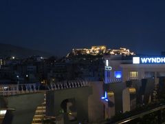 アテネのホテルレストランから、アクロポリスの丘が見えます。