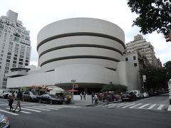 こちらはグッゲンハイム美術館 (Guggenheim Museum) 