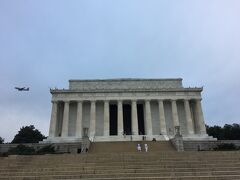 リンカーン記念館
内壁の南側にはゲティスバーグの演説、
北側には”that government fo the people by the people,for the people"が刻まれています。
この記念館の前ではキング牧師の『I have a dream』の名演説も行われたと。  
