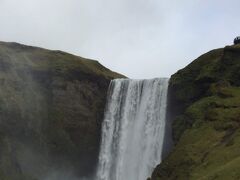 Skógafoss（スコゥガフォス）に到着です。
