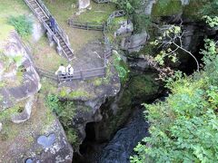 橋の下が磊々峡

車が普通にわたる橋の下が磊々峡でした。
もっと秘境っぽいところにあると想像してました。
そしてスペインのロンダみないた崖かな？とわくわくしすぎました。
左下に見える水たまりがハートなのですね。