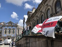 サンベント駅までやって来ました。
ここにもイングランドサポーターが国旗を掲げています。
W杯などと同じく、こうした光景を見ると、あぁ国際試合が行われるんだなぁと言う実感が湧いて来ます。
