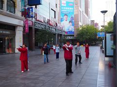 南京東路へ。これも中国あるあるな光景。ラジカセをセットしお年寄りが体操している。