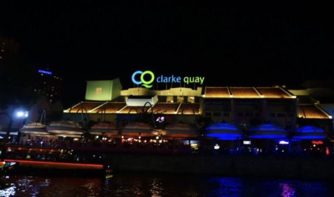 G-MAXバンジーで絶叫した後は、ゆったり船の旅です。川の街、クラークキーからマリーナベイあたりまでリバークルージング。