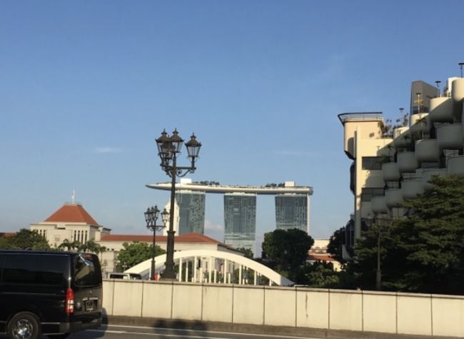 チャンギ国際空港から地下鉄でクラークキーへ。地上に登るとマリーナベイサンズがお出迎え。