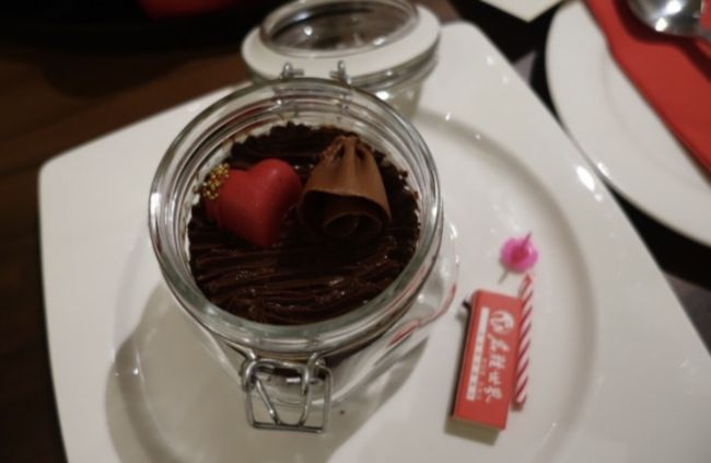 ホテルに着きました。ハネムーンのお祝いにチョコケーキが。どこに行ってもお祝いしてもらって本当贅沢な旅です。<br /><br />シンガポール2日目に続きます。