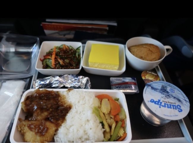 機内食がでました。