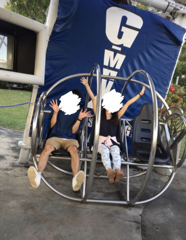 記念撮影。これに乗って、振り子のようにスウィングするアトラクションに乗ります。